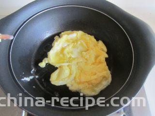 木耳番茄鸡蛋汤,热锅凉油， 倒入鸡蛋液；