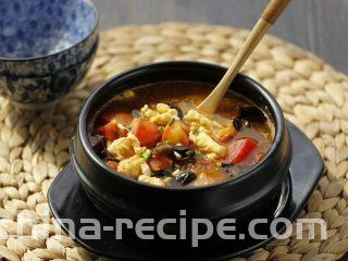 木耳番茄鸡蛋汤,端上桌了。