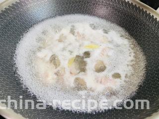 蛋黄焗鸡翅,锅中加入清水放入鸡翅、姜片、料酒大火煮沸捞出清洗干净