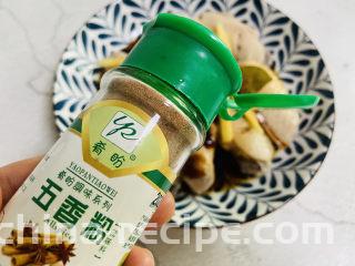 蛋黄焗鸡翅,适量的五香粉