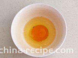 鸡蛋醪糟汤,把鸡蛋打入碗里