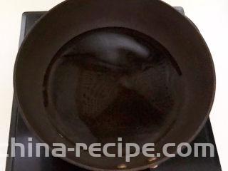 鸡蛋醪糟汤,锅里加入冷水