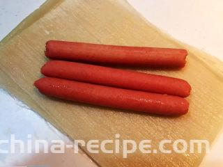 东北烤冷面,火腿肠剥去外皮