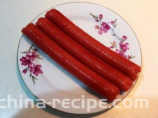 东北烤冷面,把煎好的火腿肠取出来备用