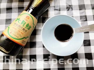 潮汕肠粉,先调一碗酱汁：碗里加二勺生抽