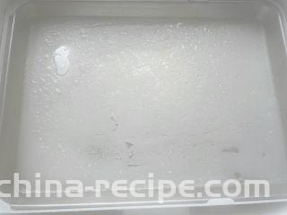 潮汕肠粉,蒸好取出，用刮板将肠粉皮取出