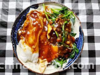 潮汕肠粉,淋上酱汁即可食用