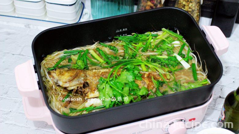 The method of braising bean sprouts with sea bass