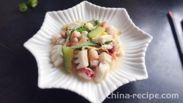 The method of stir frying cucumber and squid