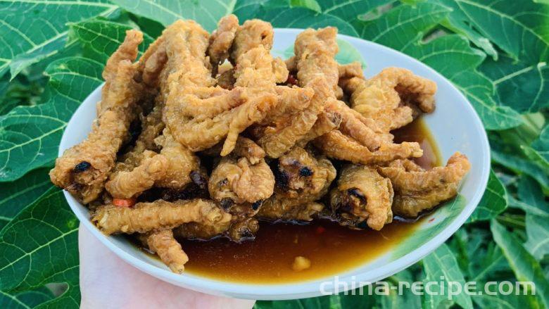 The method of making sour and spicy braised chicken feet