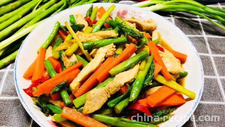 The method of stir frying meat slices with asparagus
