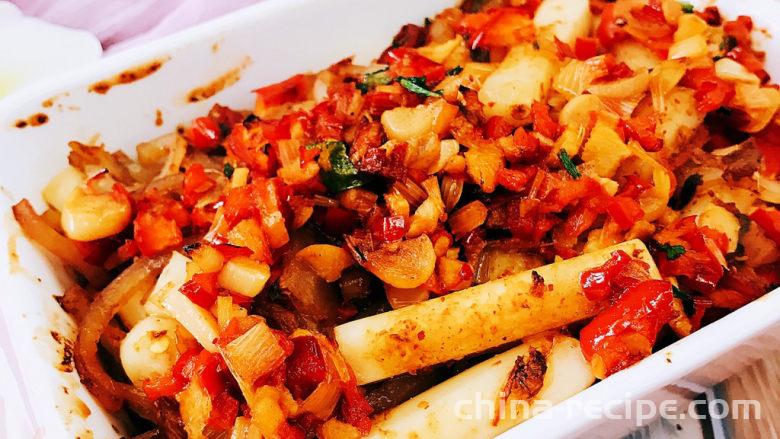 The method of stir frying rice cake with pork skin kimchi