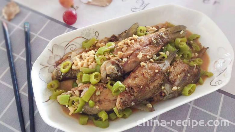 The method of stewing crucian carp at home