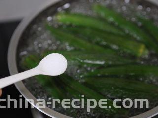 培根秋葵卷,加入一点点盐煮1分钟后捞出