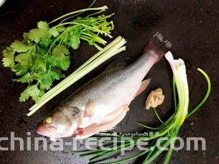 鲈鱼焖豆芽,准备好所需要的材料
鲈鱼洗干净，擦干水用少许抹盐在鱼身上，腌制一会，把香菜，芹菜和香葱洗干净沥干水分备用