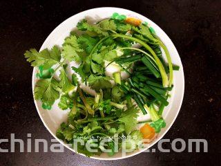 鲈鱼焖豆芽,这时把配菜都切成段，备用