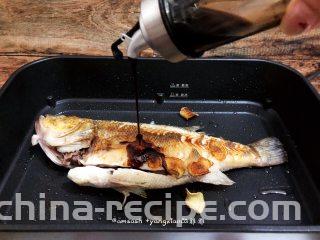 鲈鱼焖豆芽,煎好鲈鱼淋上生抽3勺生抽稍微煎一下