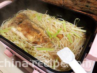 鲈鱼焖豆芽,这时可以尝尝味道，咸淡可按个人喜好，我这里加了一小勺的盐