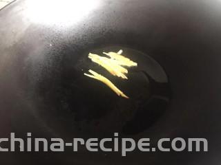 黄瓜炒鱿鱼,热锅倒油，下入姜丝