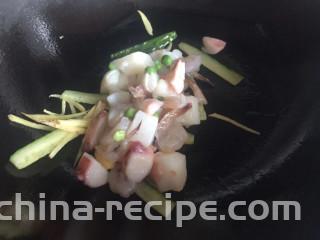 黄瓜炒鱿鱼,下入鱿鱼，一起翻炒