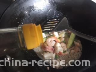 黄瓜炒鱿鱼,来点料酒去腥，继续煸炒