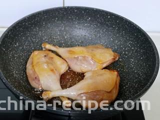 孜然烤琵琶鸭腿,加入焯水的鸭腿，小火翻炒糖色，加入料酒去腥。