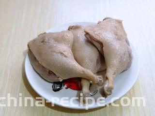 孜然烤琵琶鸭腿,捞出用冷水冲洗干净，淋干水分，放入盘中备用。