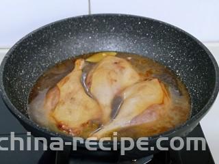 孜然烤琵琶鸭腿,加入开水。(一次性加够)大火烧开，转小火慢炖，约30分钟样子。