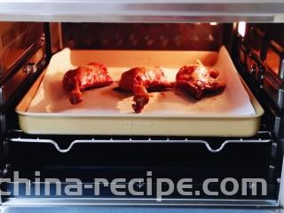 孜然烤琵琶鸭腿,将烤盘入烤箱中层。
