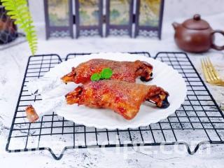 孜然烤琵琶鸭腿,烤好的鸭腿取出，包上一块锡纸，这样吃起来方便又卫生。