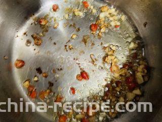 酸辣卤鸡爪,加入少许辣椒翻炒。