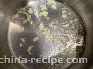 酸辣卤鸡爪,加入一半蒜碎。
