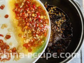 酸辣卤鸡爪,搅拌均匀倒入锅里煮开的汁水里。