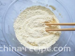 玉米渣煎饼,加少许盐，用筷子将两种面粉和盐搅拌均匀。