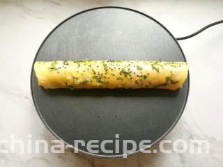 玉米渣煎饼,从一头卷起，一个卷着油条的杂粮煎饼就做好啦！