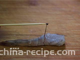 凤尾虾球,切去虾头，剥开虾壳，留尾巴最后一节不要剥，在虾背上竖着切一刀，用牙签挑出虾肠。