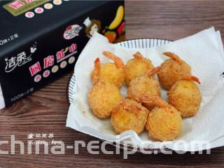 凤尾虾球,快速捞起，用厨房吸油纸吸干表面的油脂，厨房吸油纸，家庭必备，吸水吸油，随抽随用，干净干爽又健康。