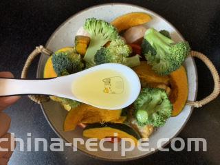 低脂时蔬烤鸡腿,所有蔬菜洗净切小块，加一勺橄榄油