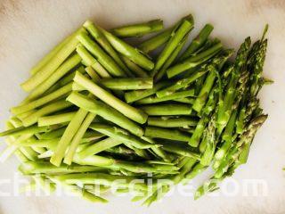 芦笋炒肉片,切成小段备用