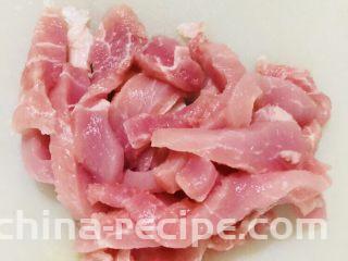 芦笋炒肉片,猪瘦肉洗净切片备用。