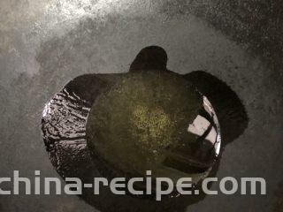 芦笋炒肉片,锅内放适量油烧热