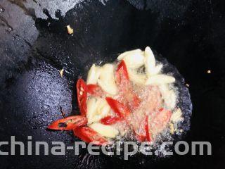 芦笋炒肉片,加入辣椒片炒香
