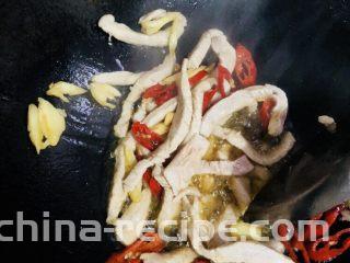 芦笋炒肉片,翻炒至肉片断生，也就是肉片变白