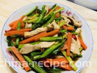 芦笋炒肉片,颜色鲜亮更有食欲。
