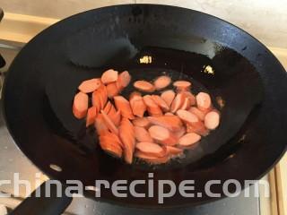 卷心菜香肠炒面,放入香肠小火煸炒一分钟。