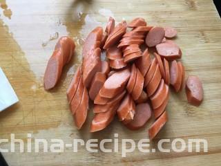 卷心菜香肠炒面,香肠切片，待用