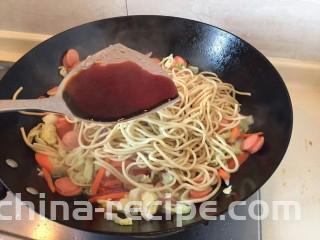卷心菜香肠炒面,加入一大勺生抽。