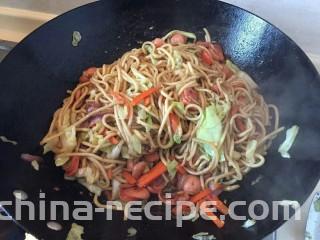 卷心菜香肠炒面,大火煸炒均匀3分钟