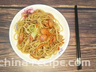 卷心菜香肠炒面,完成，！