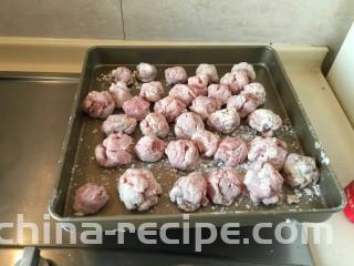 酸甜荔枝里脊肉,裹上马铃薯淀粉，把它们按成一个个小球
